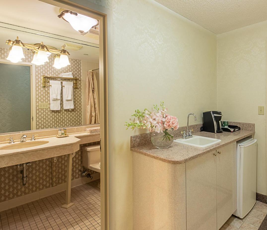 The Avenue Plaza Hotel New York Exterior photo